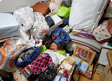 준영이와 할머니가 함께 살고 있는 좁은 집에 쌓여있는 수많은 짐들